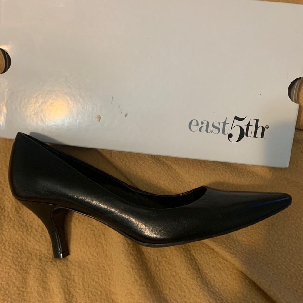 Black pumps